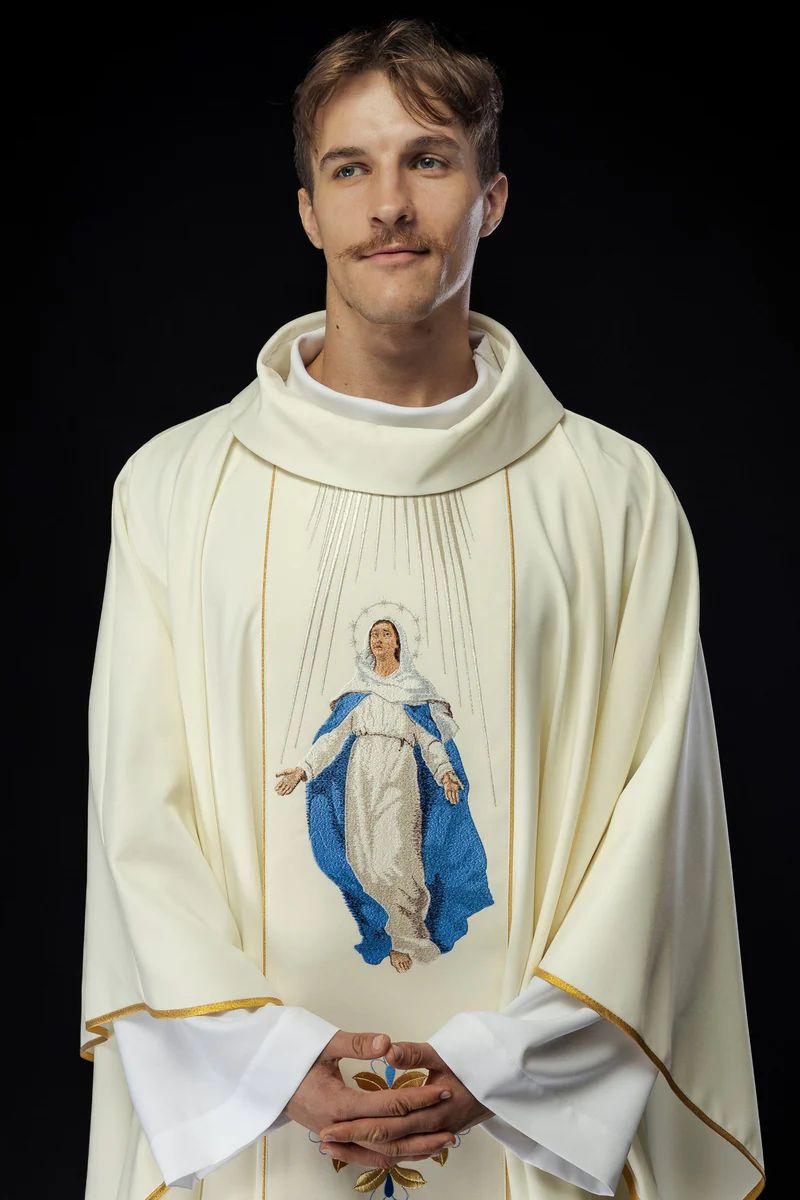 Ornat z haftowanym wizerunkiem Matki Bożej Wniebowzięte (118H)