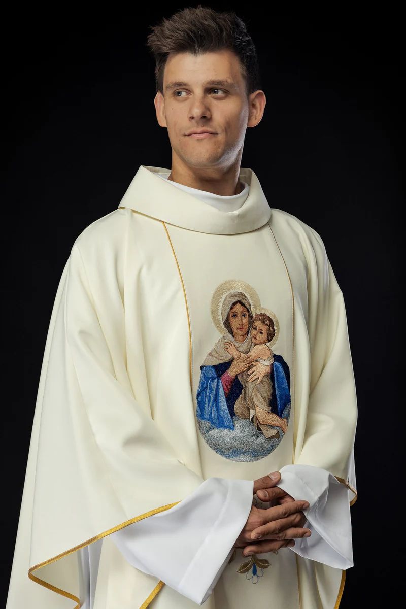 Ornat z haftowanym wizerunkiem Matki Bożej z Dzieciątkiem (119H)