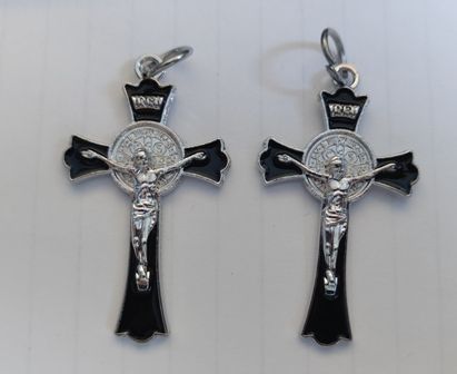 Krzyżyk Św. Benedykta 4,5x2,5 cm (czarna emalia)