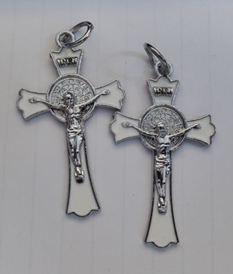 Krzyżyk Św. Benedykta 4,5x2,5 cm (biała emalia)