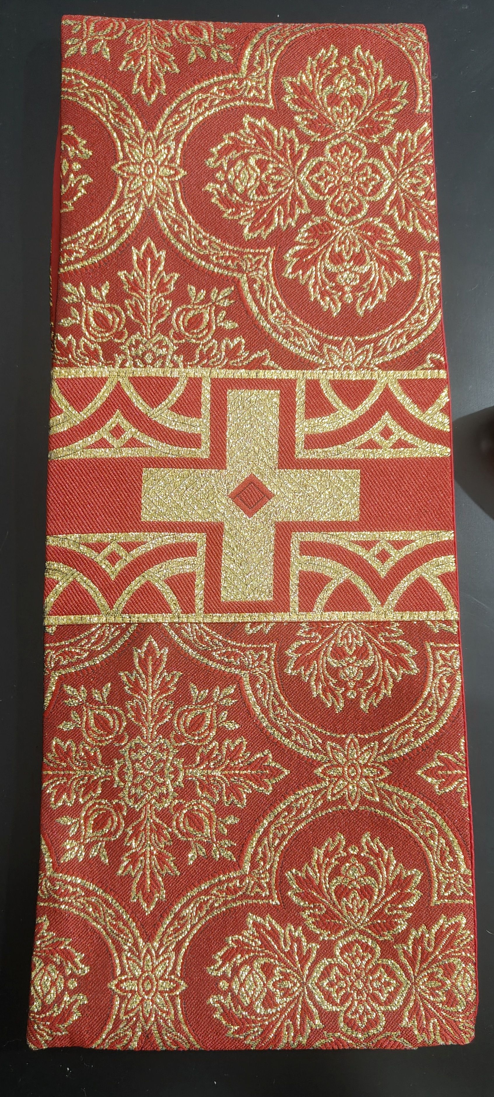 Stuła kapłańska czerwona + złote tłoczone wzory nr 44