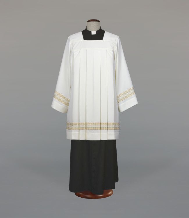 Komża kapłańska zdobiona delikatnym haftem (29)