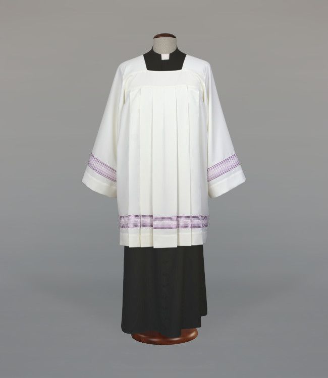 Komża kapłańska zdobiona delikatnym fioletowym haftem (30)