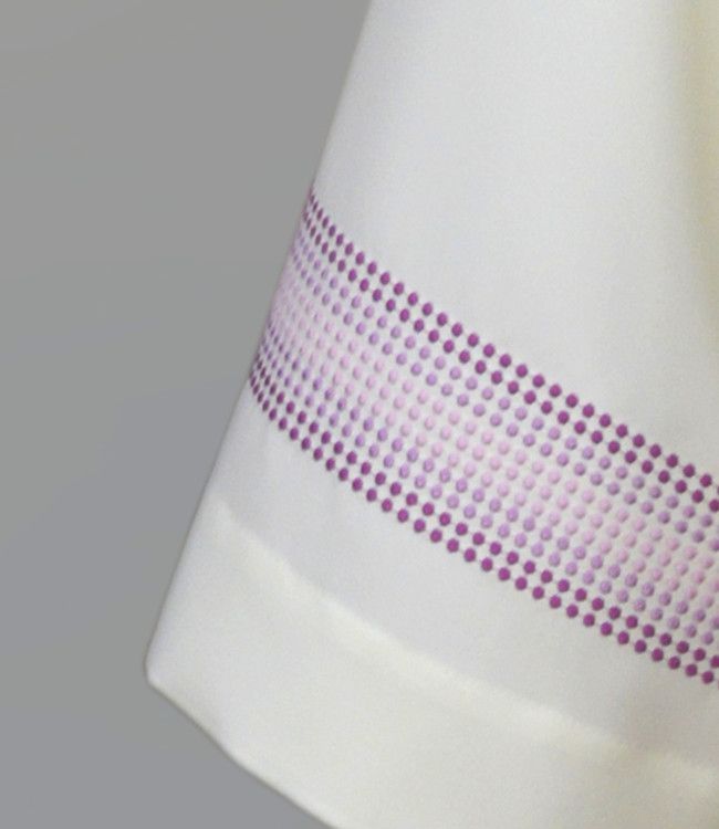 Komża kapłańska zdobiona delikatnym fioletowym haftem (30) - zdjęcie 2 - Komża kapłańska zdobiona delikatnym fioletowym haftem (30)