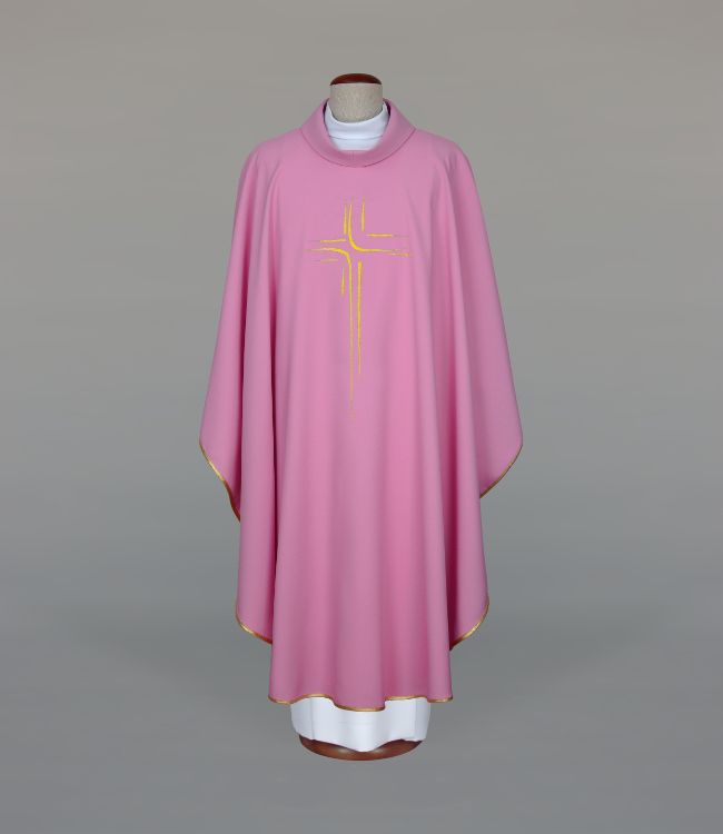 Ornat haftowany różowy z motywem krzyż (A12)