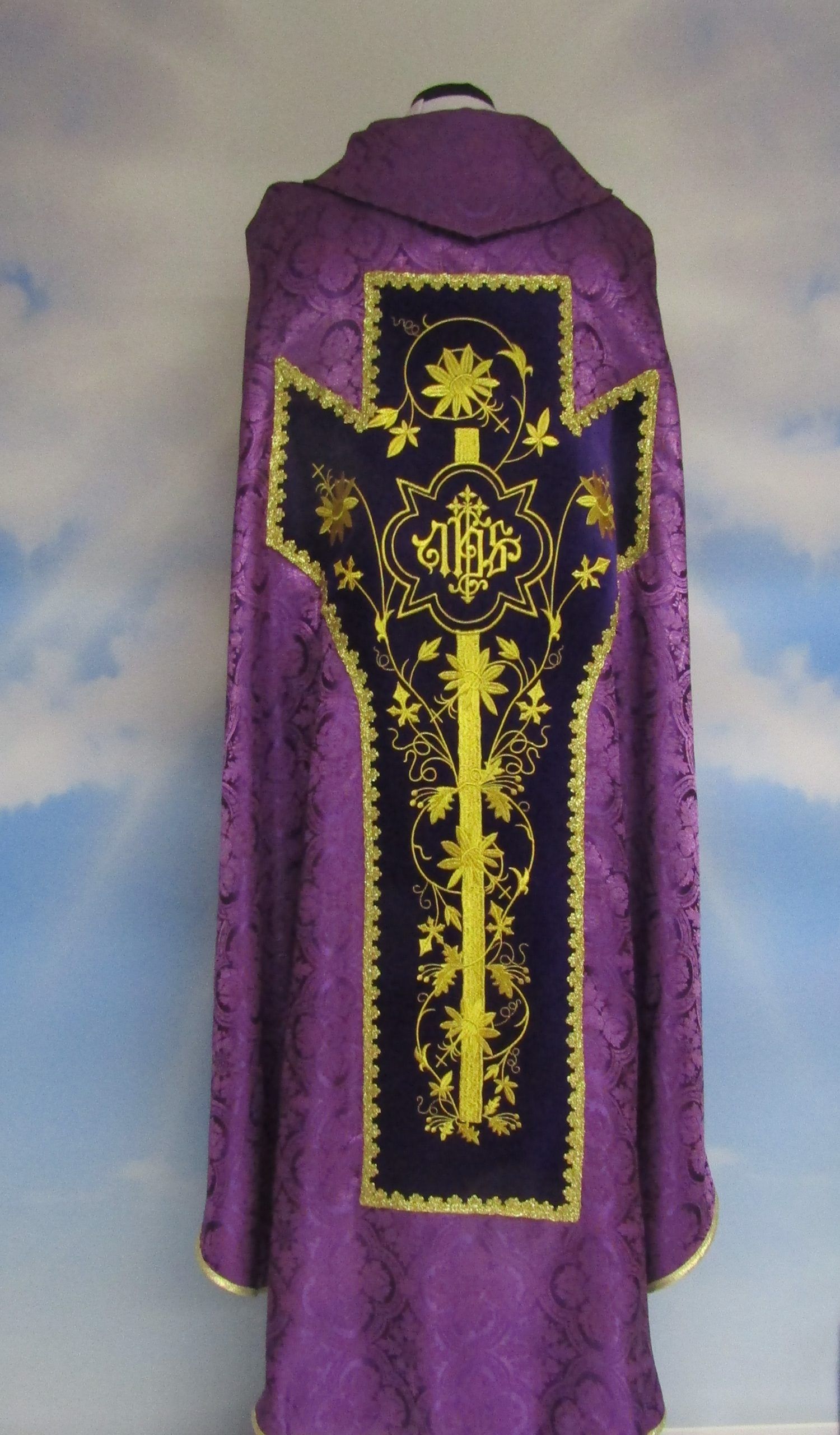 Ornat haftowany Jezus na krzyżu- rozeta fiolet (T6) - zdjęcie 2 - Ornat haftowany Jezus na krzyżu- rozeta fiolet (T6)