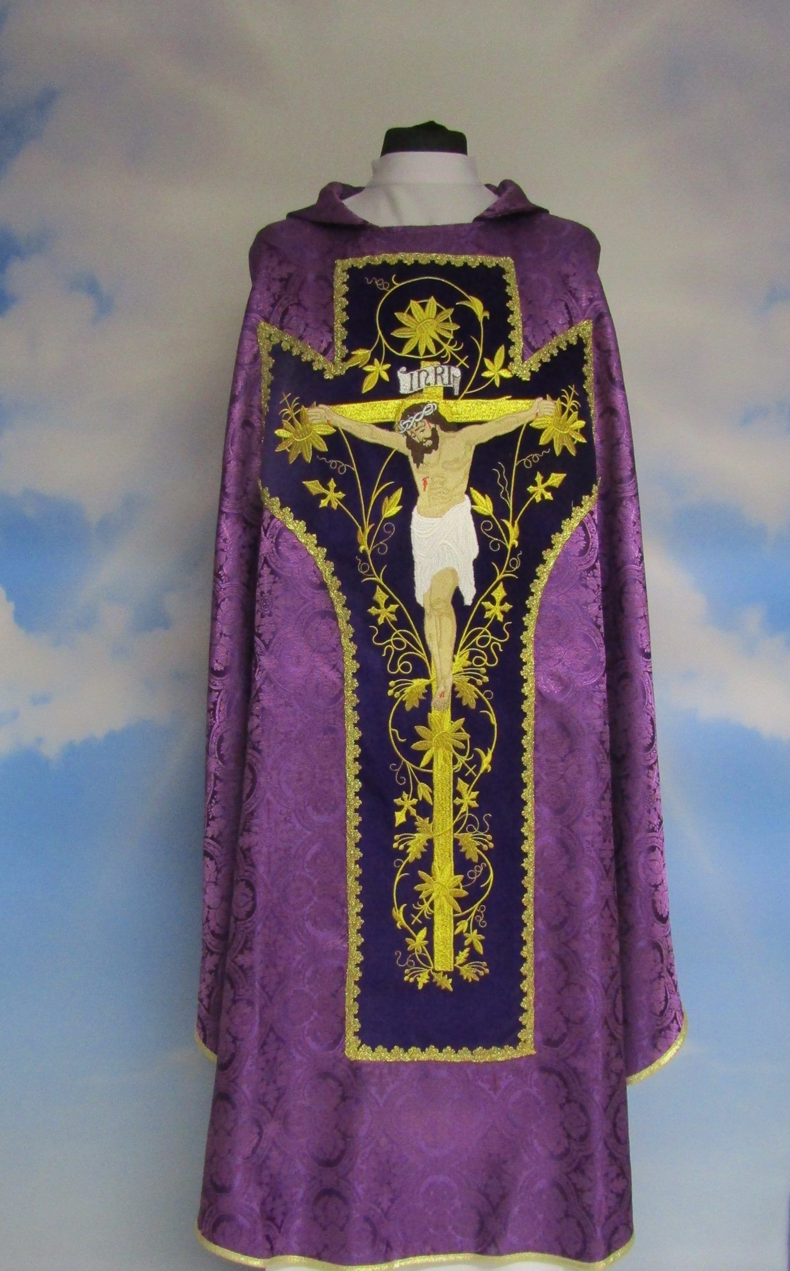 Ornat haftowany Jezus na krzyżu- rozeta fiolet (T6)