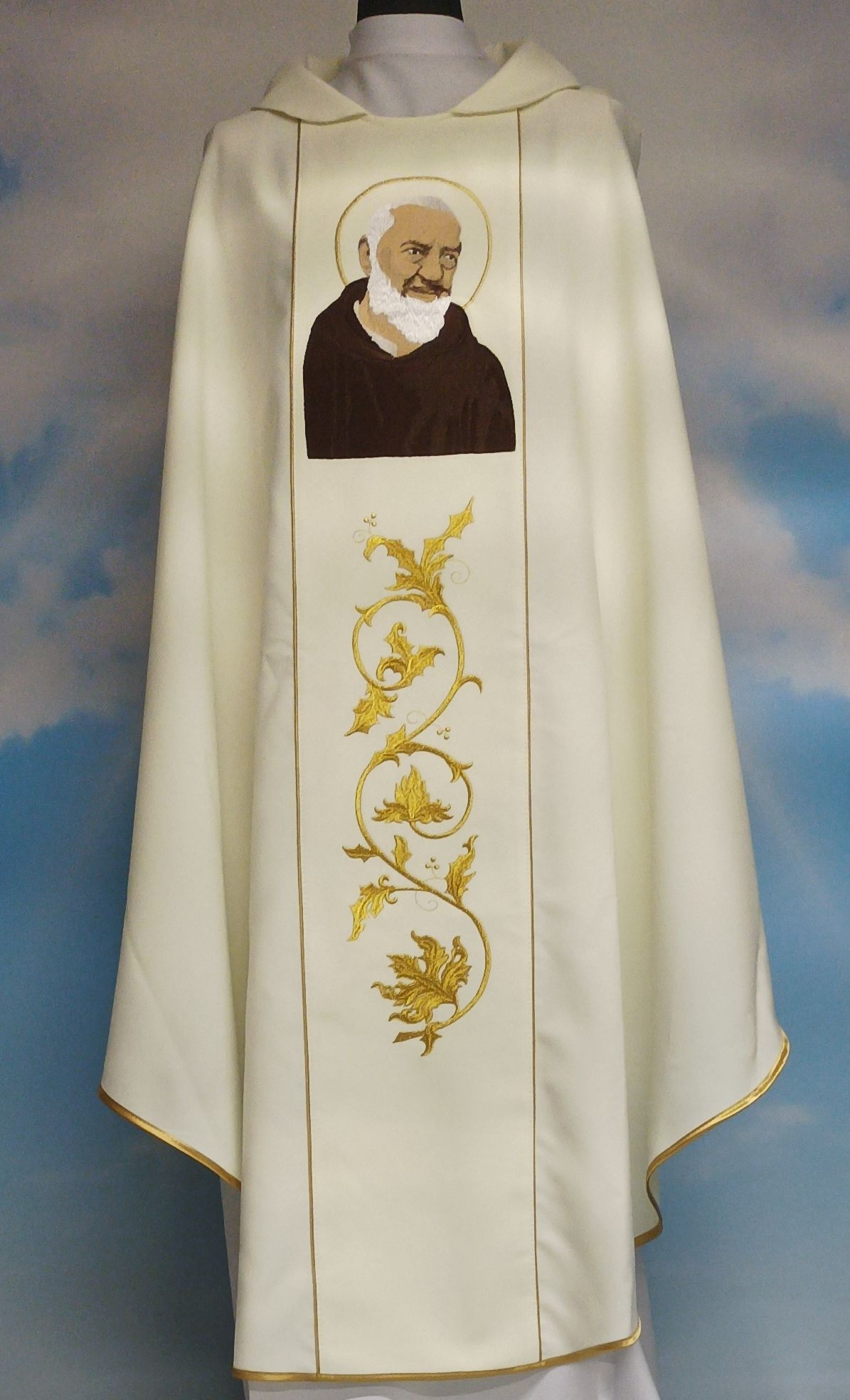 Ornat z wizerunkiem św. Ojca Pio - zdjęcie 2 - Ornat z wizerunkiem św. Ojca Pio