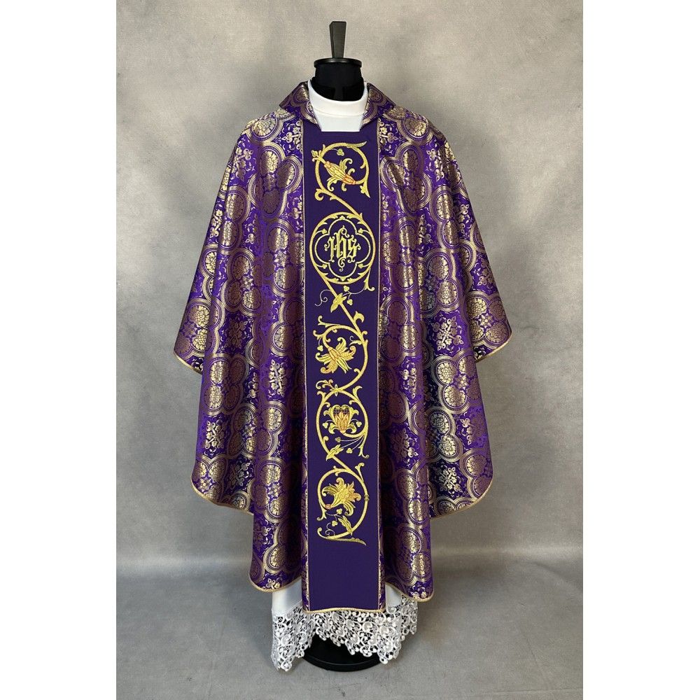 Ornat gotycki fioletowy, haftowany IHS (18K) - zdjęcie 2 - Ornat gotycki fioletowy, haftowany IHS (18K)