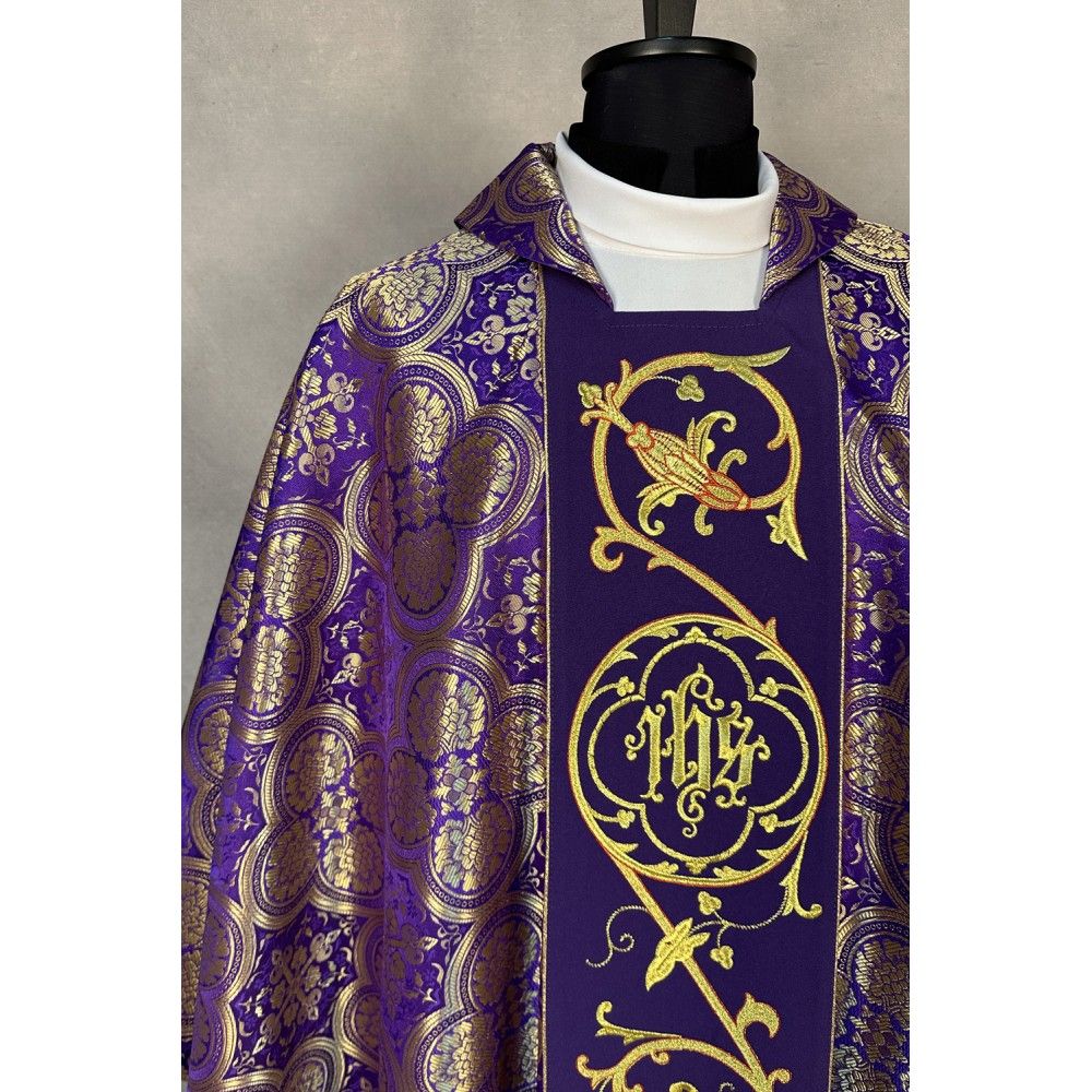 Ornat gotycki fioletowy, haftowany IHS (18K) - zdjęcie 3 - Ornat gotycki fioletowy, haftowany IHS (18K)