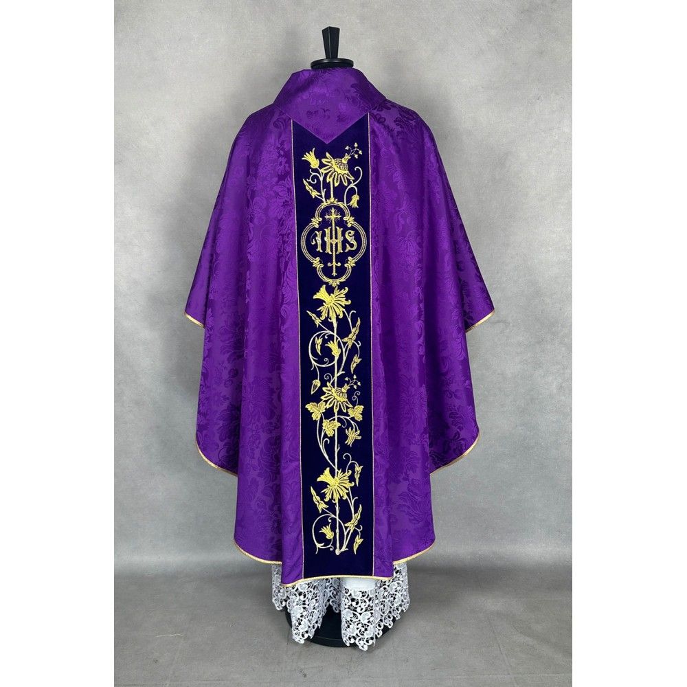 Ornat gotycki fioletowy, haftowany IHS (32K) - zdjęcie 3 - Ornat gotycki fioletowy, haftowany IHS (32K)