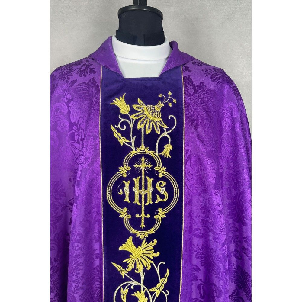 Ornat gotycki fioletowy, haftowany IHS (32K) - zdjęcie 4 - Ornat gotycki fioletowy, haftowany IHS (32K)