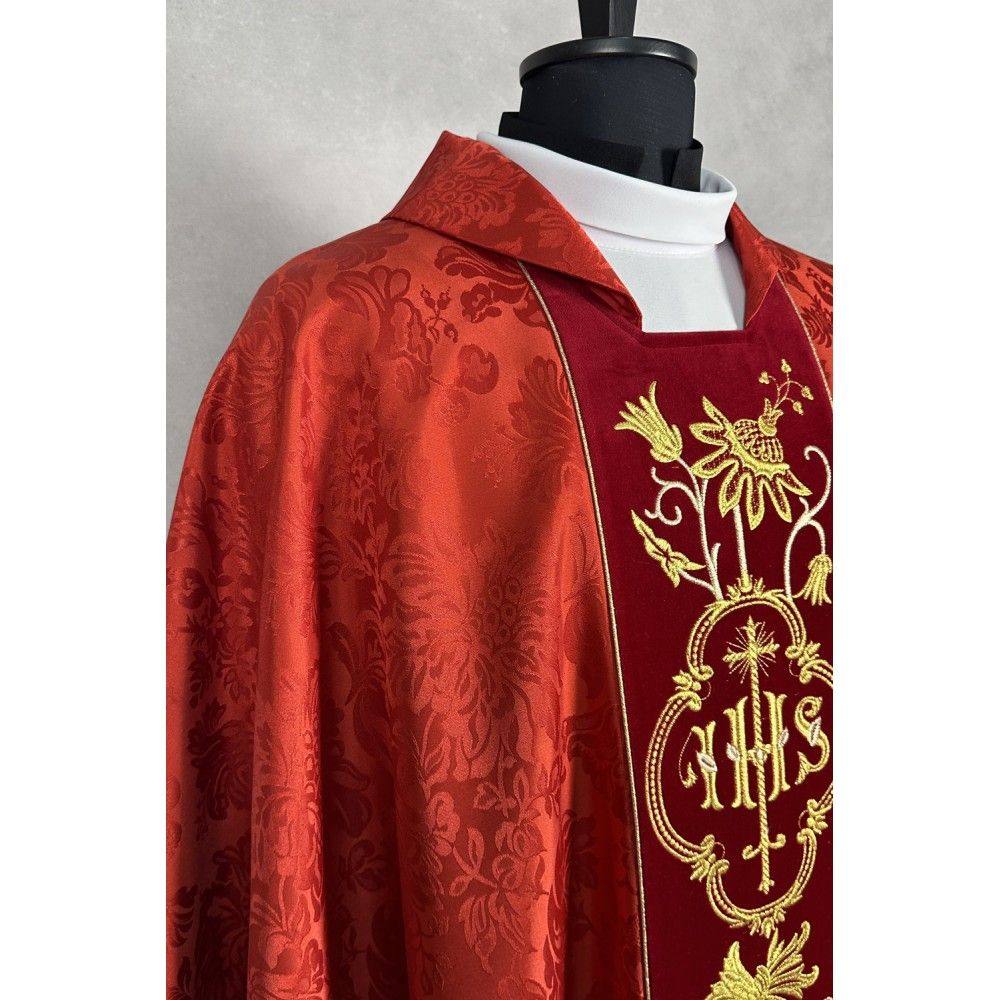 Ornat gotycki czerwony, haftowany IHS (33K) - zdjęcie 3 - Ornat gotycki czerwony, haftowany IHS (33K)