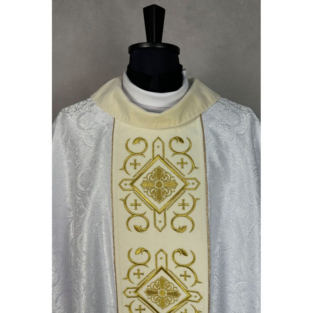 Ornat gotycki biały, haftowany, pas aksamit (80K) - zdjęcie 3 - Ornat gotycki biały, haftowany, pas aksamit (80K)