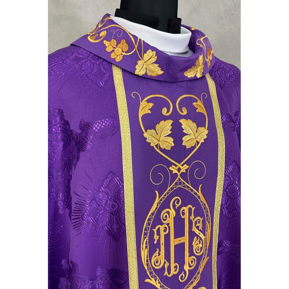 Ornat gotycki fioletowy, haftowany IHS (115K) - zdjęcie 2 - Ornat gotycki fioletowy, haftowany IHS (115K)