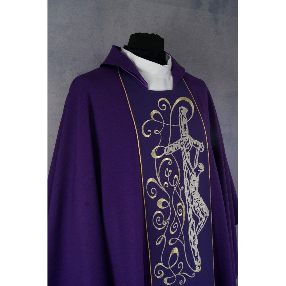 Ornat gotycki fioletowy, haftowany Chrystus na krzyżu (144K) - zdjęcie 2 - Ornat gotycki fioletowy, haftowany Chrystus na krzyżu (144K)