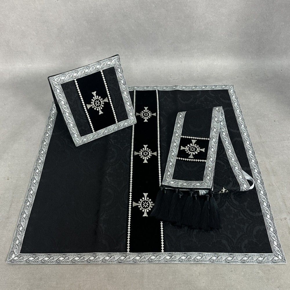 Ornat semi gotycki czarny + akcesoria, tkanina żakard, pasy aksamit (105K) - zdjęcie 2 - Ornat semi gotycki czarny + akcesoria, tkanina żakard, pasy aksamit (105K)