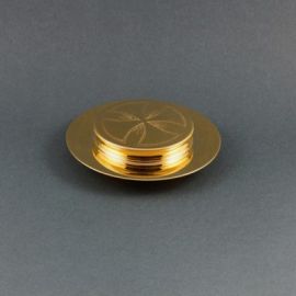 Patena do chorych mała,  mosiężna pozłacana śr. 11 cm
