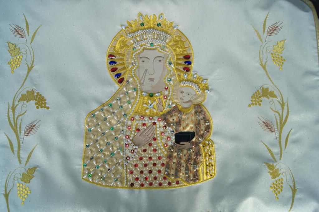 Chorągiew haftowana jednostronna - MB Częstochowska - zdjęcie 3 - Chorągiew haftowana jednostronna - MB Częstochowska