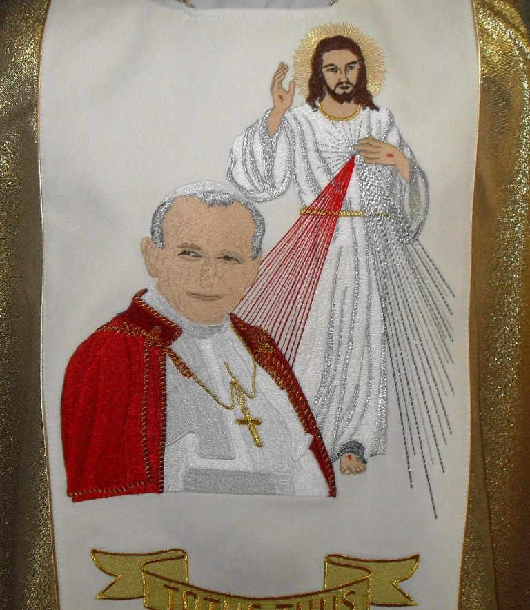 Ornat z wizerunkiem Jana Pawła II oraz Jezusa Miłosiernego - szeroki pas - zdjęcie 2 - Ornat z wizerunkiem Jana Pawła II oraz Jezusa Miłosiernego - szeroki pas