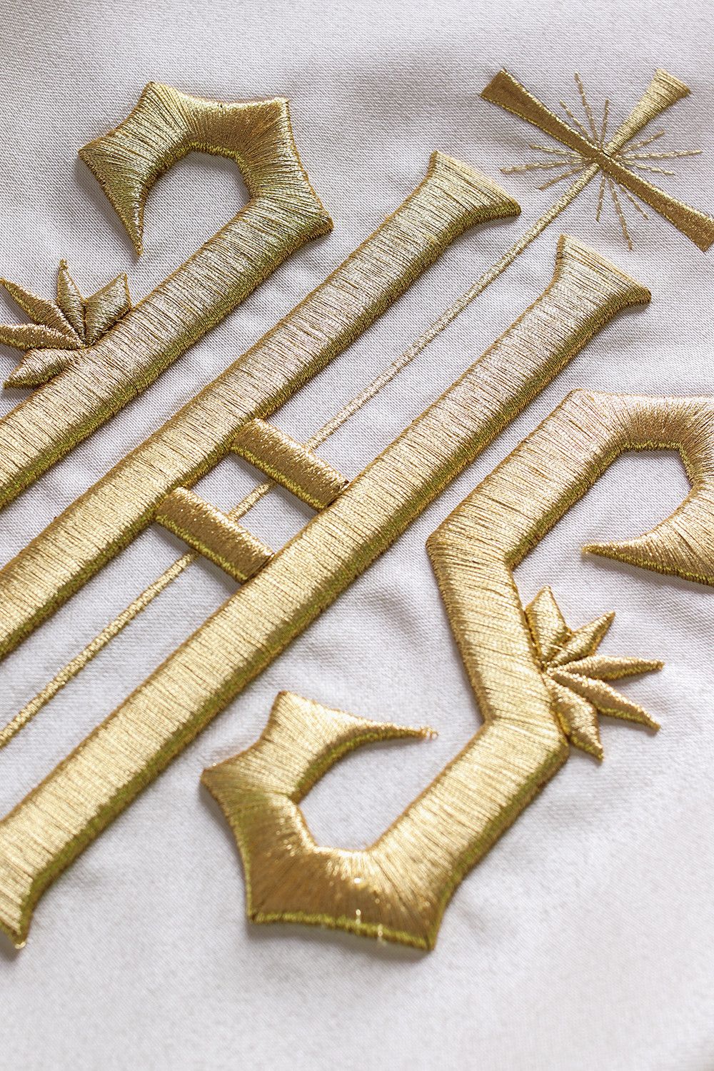 Welon liturgiczny IHS haftowany, ecru satyna (17) - zdjęcie 4 - Welon liturgiczny IHS haftowany, ecru satyna (17)