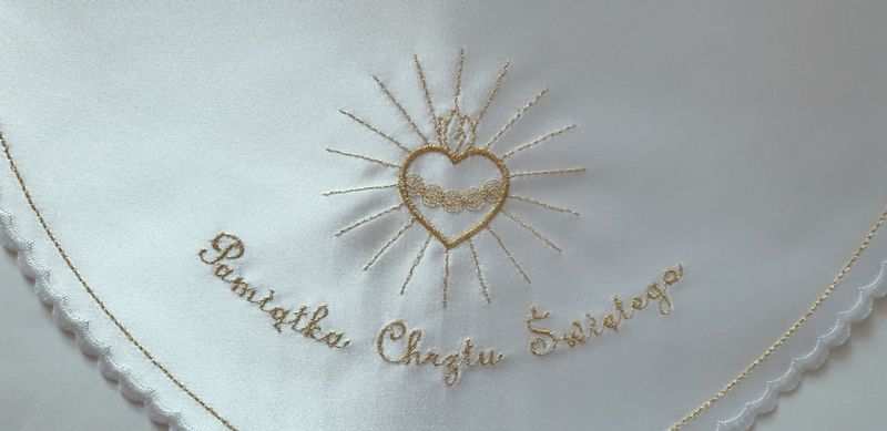 Szatka do chrztu Serce - kolor biało/złoty - zdjęcie 2 - Szatka do chrztu Serce - kolor biało/złoty