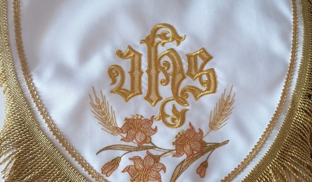 Kapa biała złote pasy - zdjęcie 4 - Kapa biała złote pasy