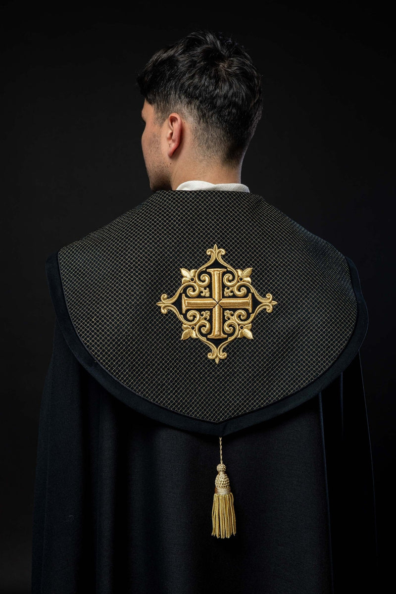 Kapa liturgiczna czarna, haftowana, aksamitny czarny pas (30H)