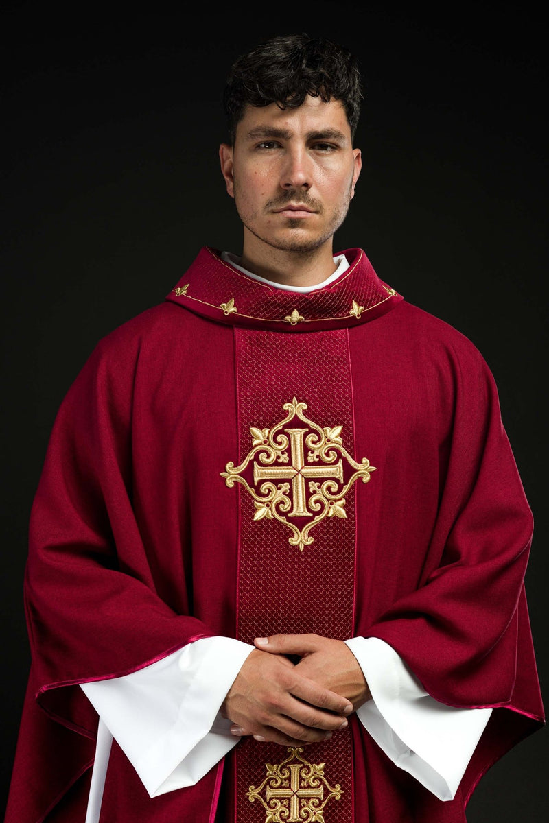 Ornat haftowany czerwony, pas aksamit, symbol krzyży (H214)