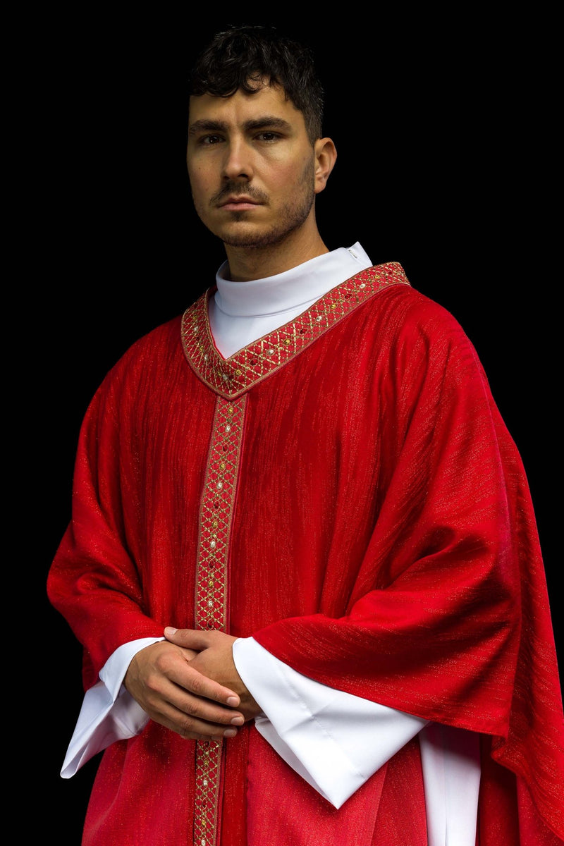 Ornat czerwony, z haftowanym kołnierzem i pasem (H222)