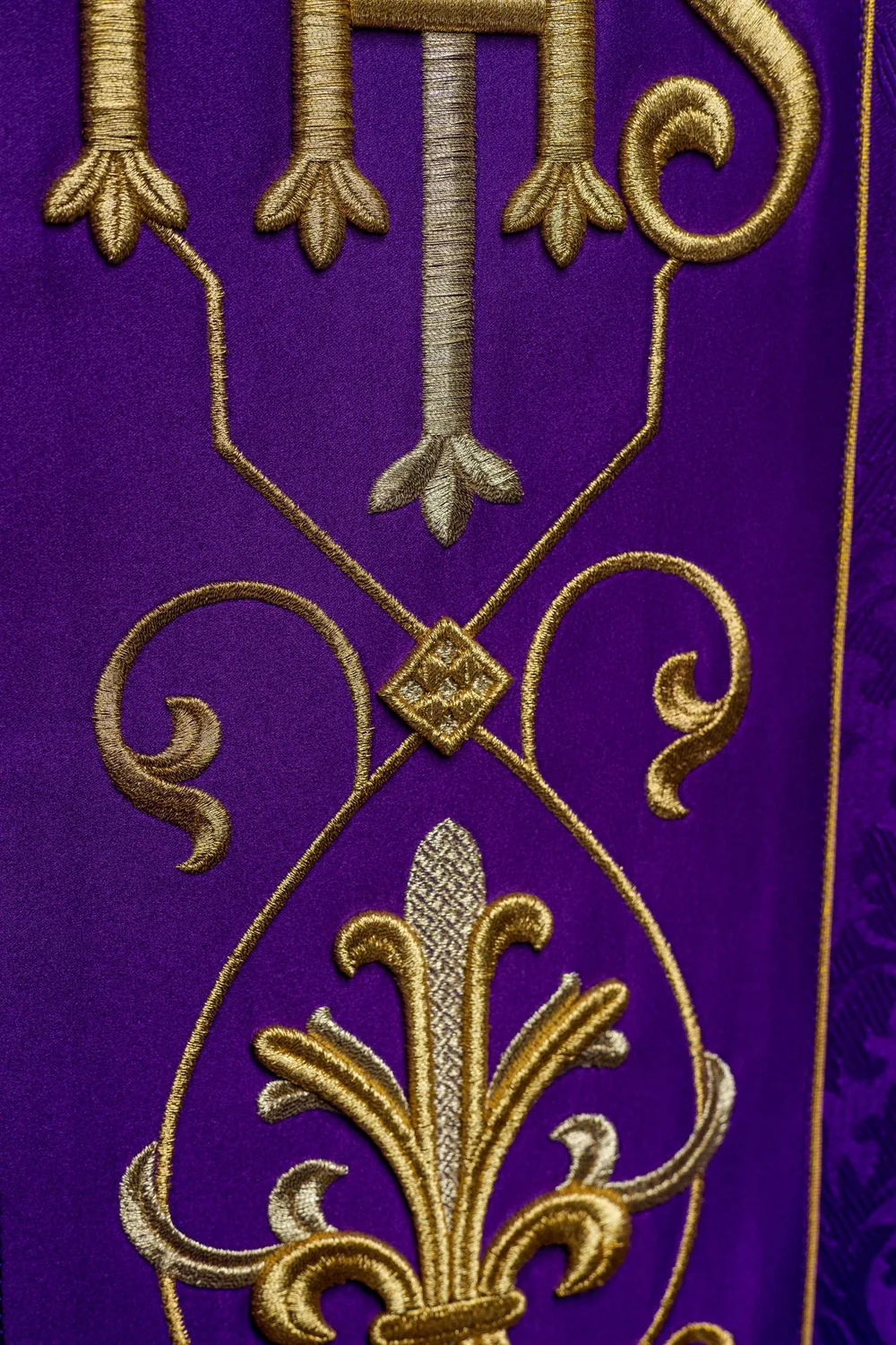 Ornat haftowany fioletowy IHS - tkanina żakard - zdjęcie 6