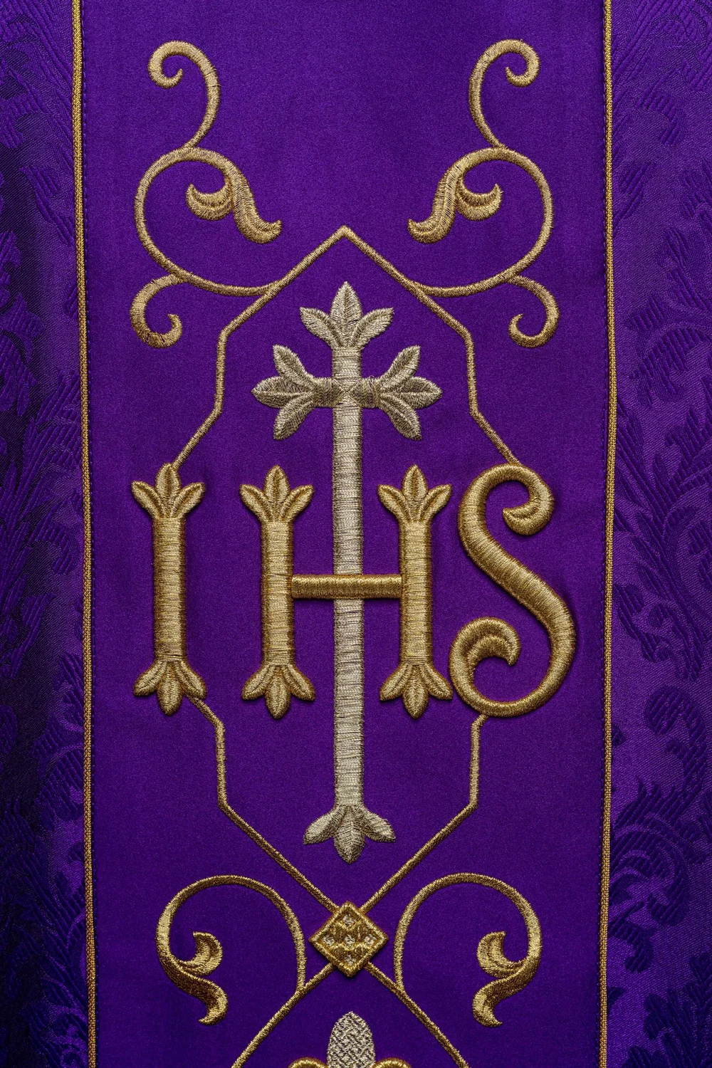 Ornat haftowany fioletowy IHS - tkanina żakard - zdjęcie 4