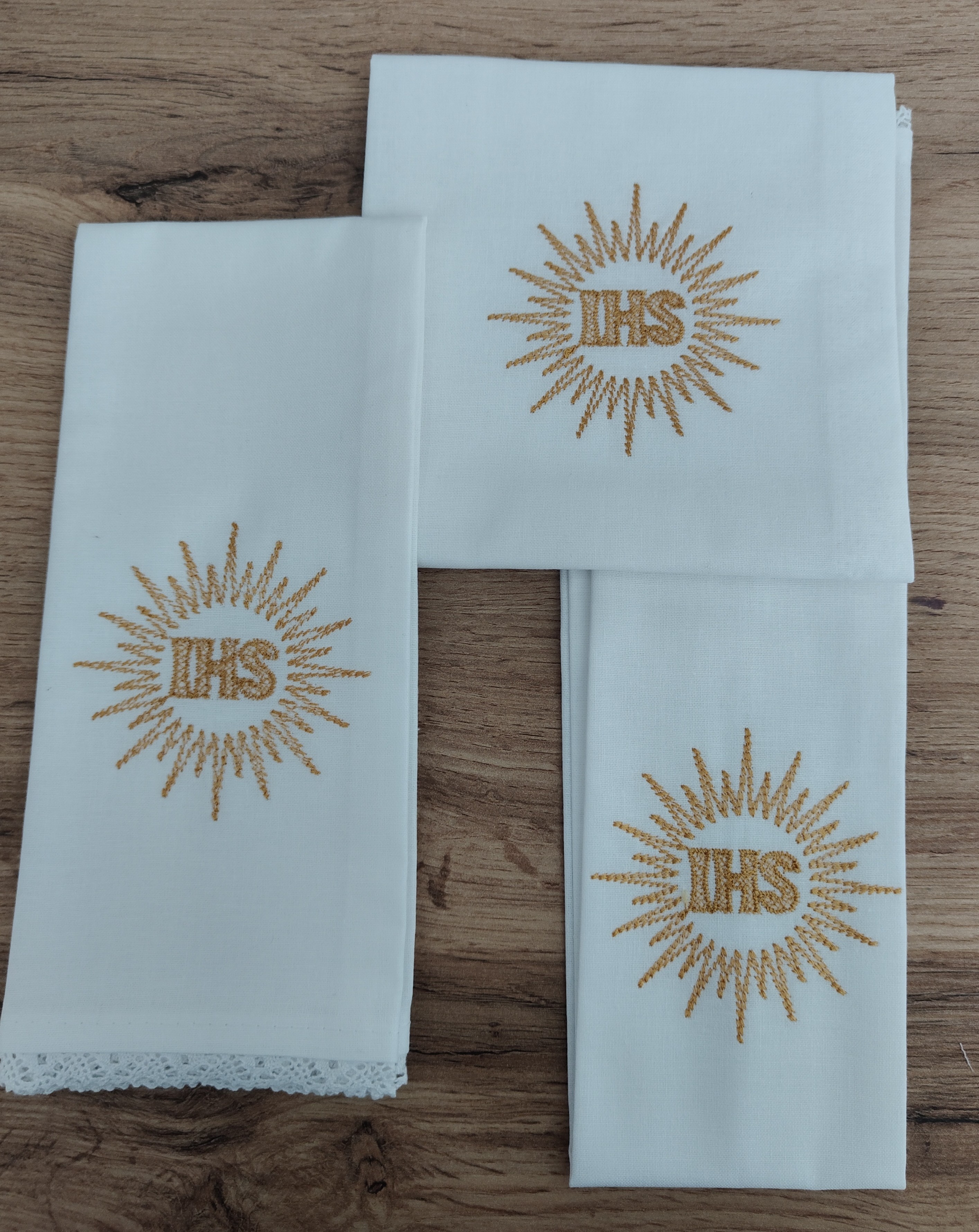 Bielizna kielichowa, złoty haft