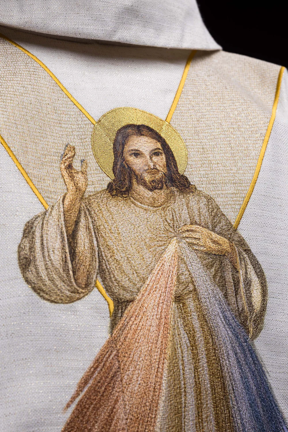 Ornat haftowany z wizerunkiem Jezusa Miłosiernego - ecru - zdjęcie 3