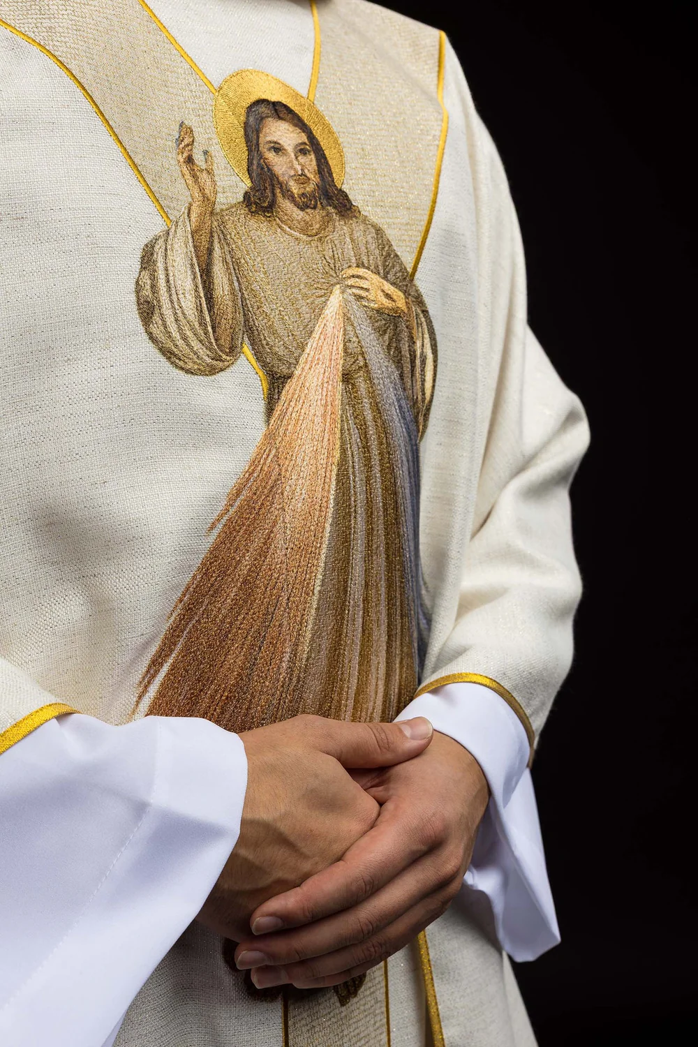 Ornat haftowany z wizerunkiem Jezusa Miłosiernego - ecru - zdjęcie 2