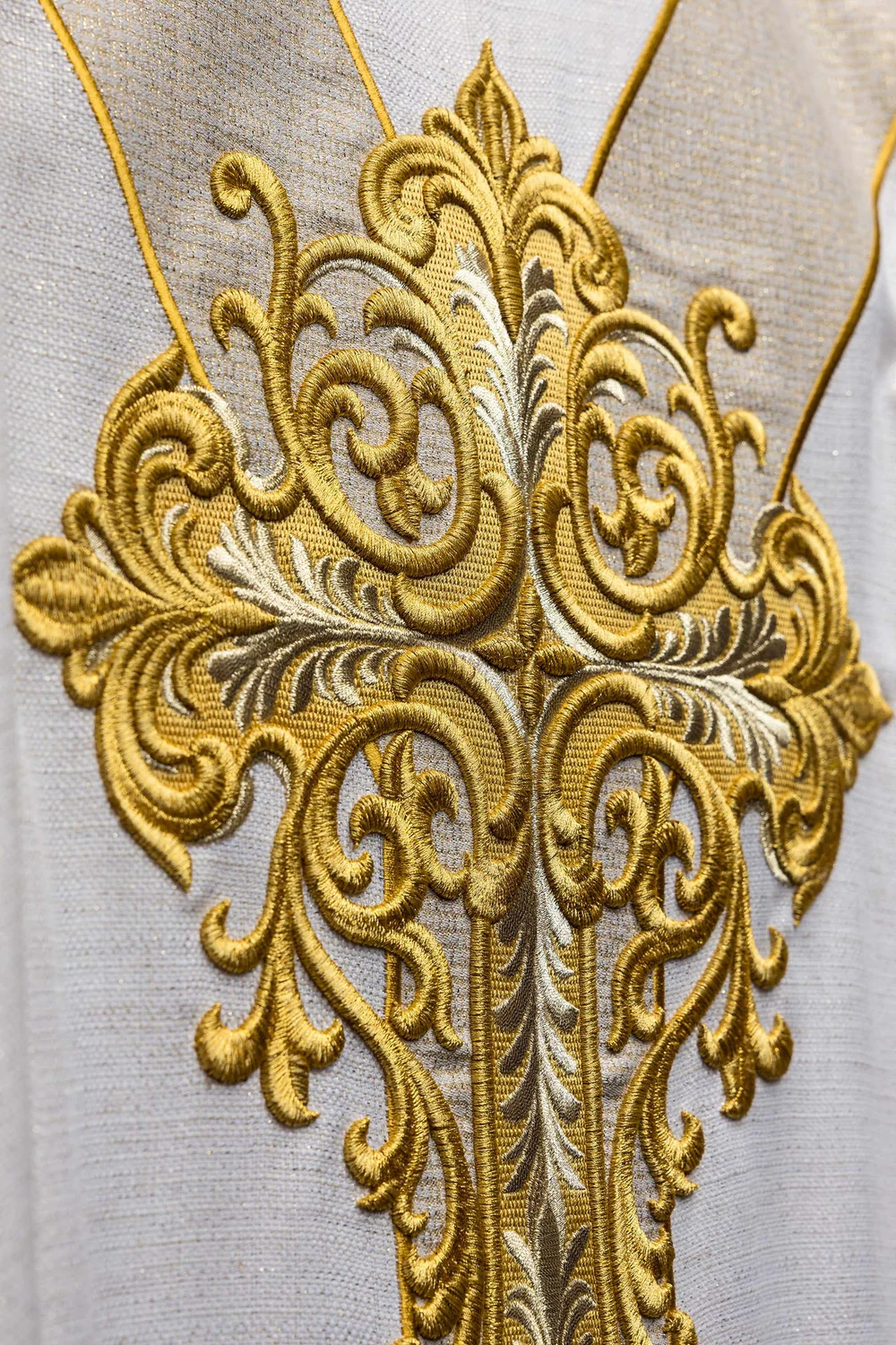 Ornat haftowany z wizerunkiem Jezusa Miłosiernego - ecru - zdjęcie 4