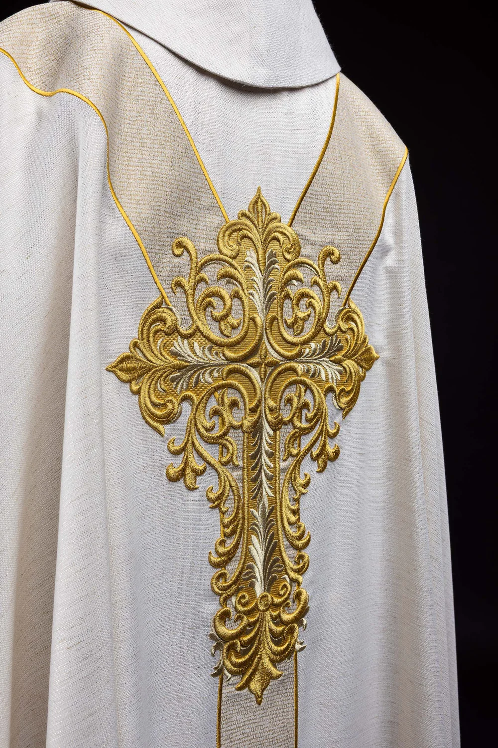 Ornat haftowany z wizerunkiem Jezusa Miłosiernego - ecru - zdjęcie 5