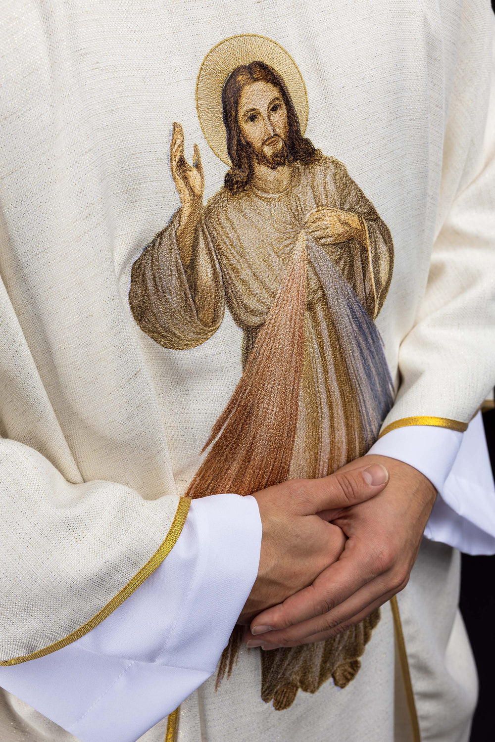 Ornat haftowany z wizerunkiem Jezusa Miłosiernego -  ecru - zdjęcie 6
