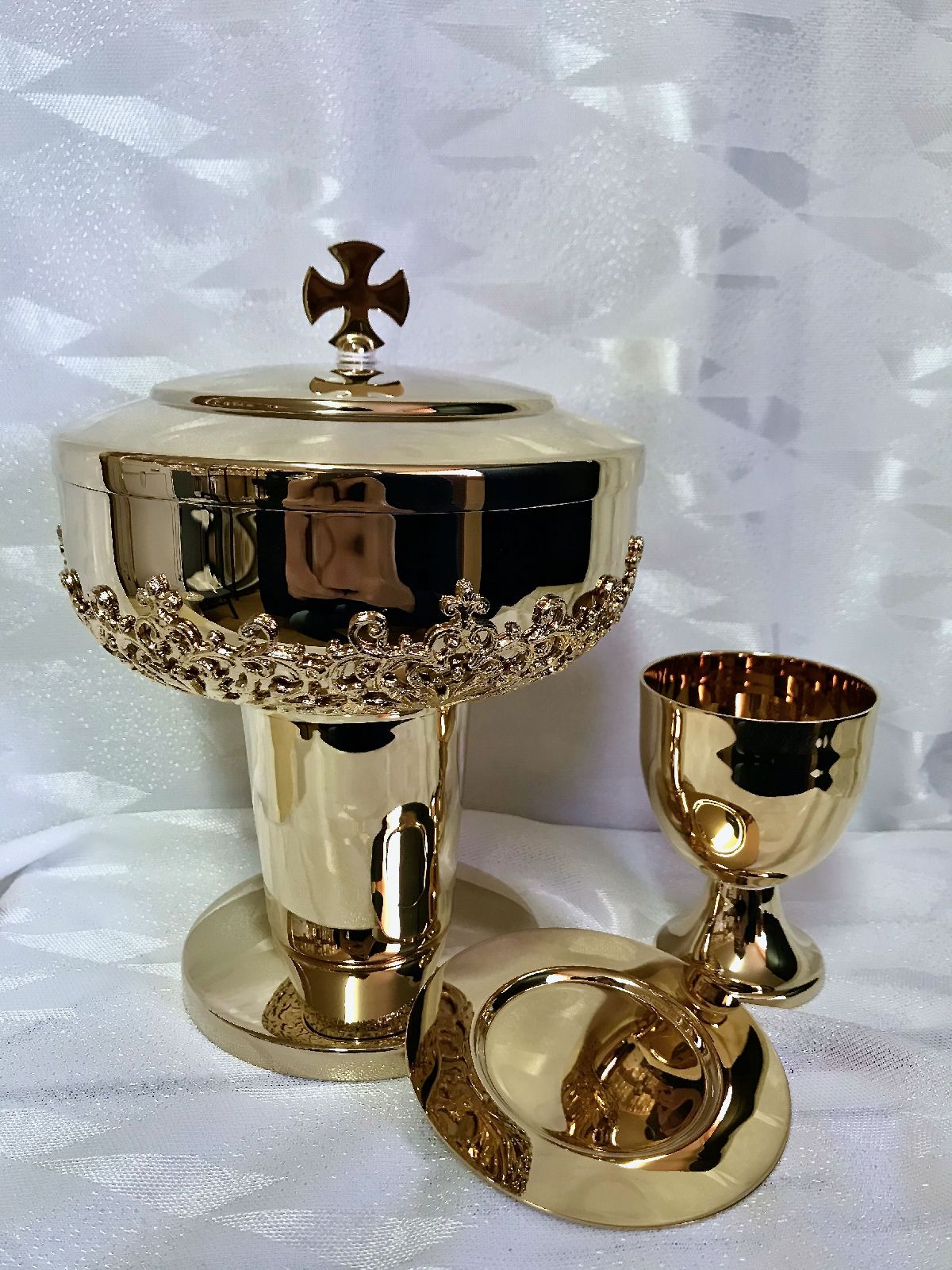 Puszka pod dwiema postaciami z ozdobnym koszyczkiem - koncelebra, mosiężna, pozłacana 19 cm - Brak kategorii