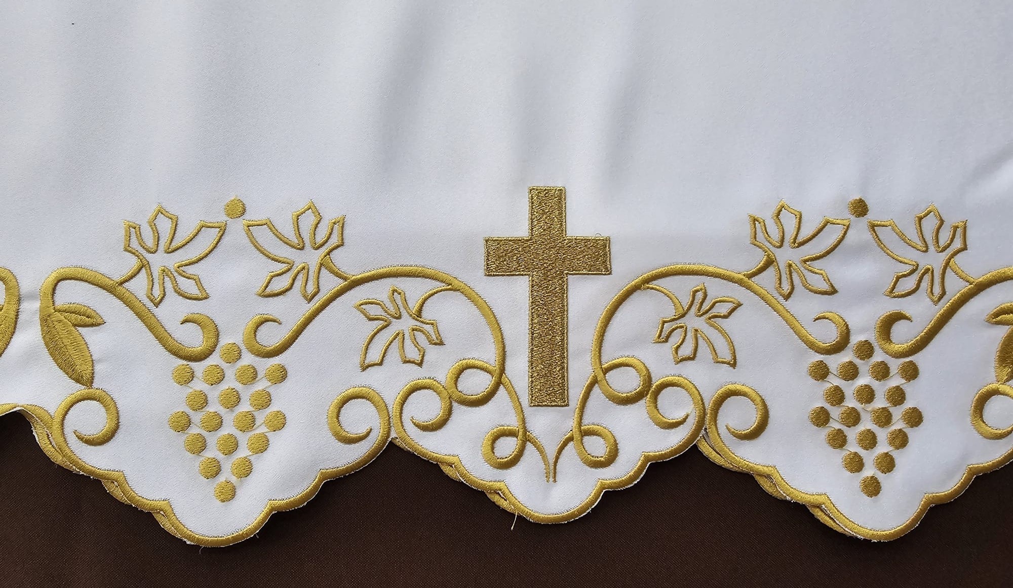 Obrus ołtarzowy, wzór eucharystyczny - haftowany krzyż (245) - Brak kategorii - Nowość