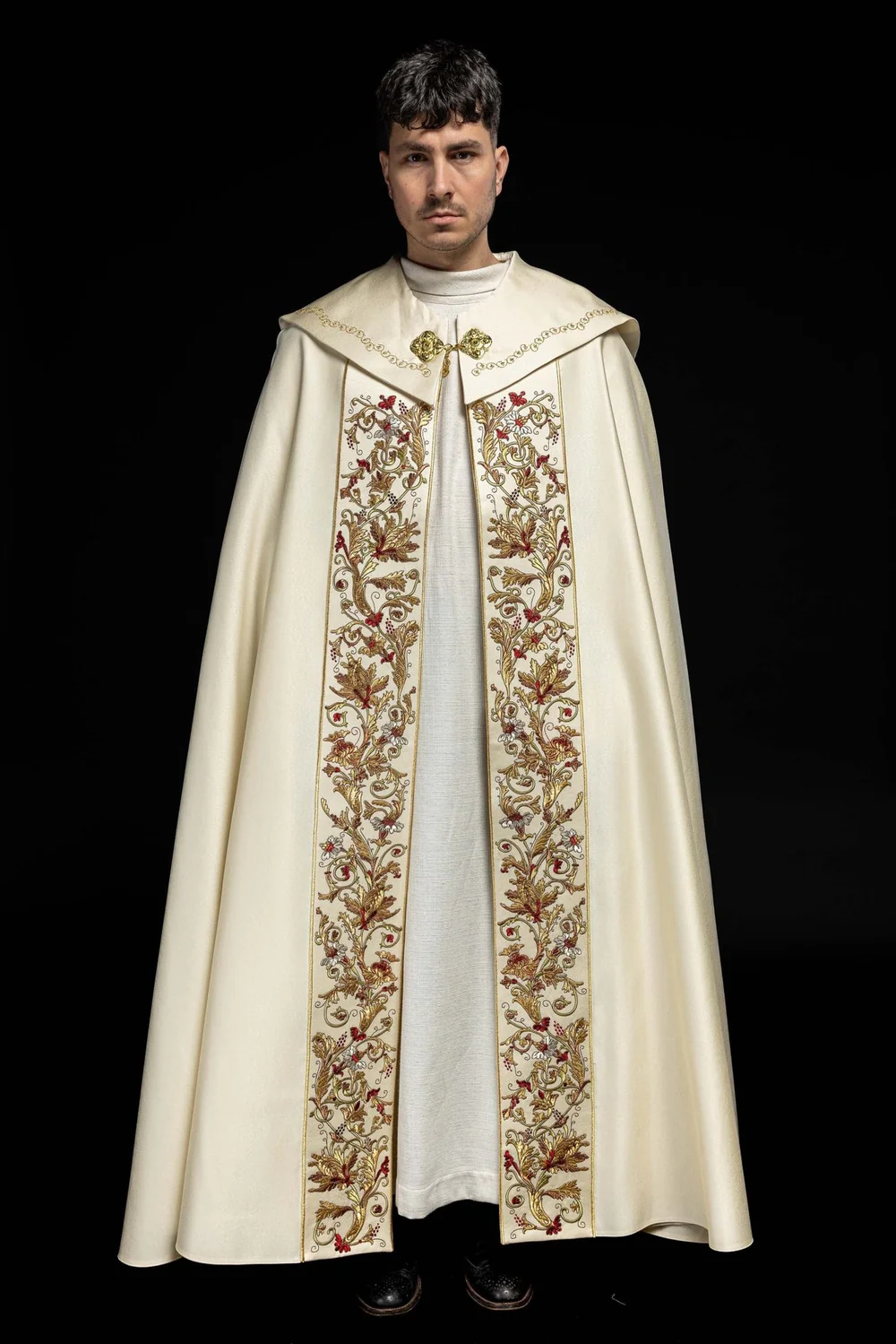 Kapa liturgiczna haftowana IHS - ecru (35) - KAPY LITURGICZNE - Nowość