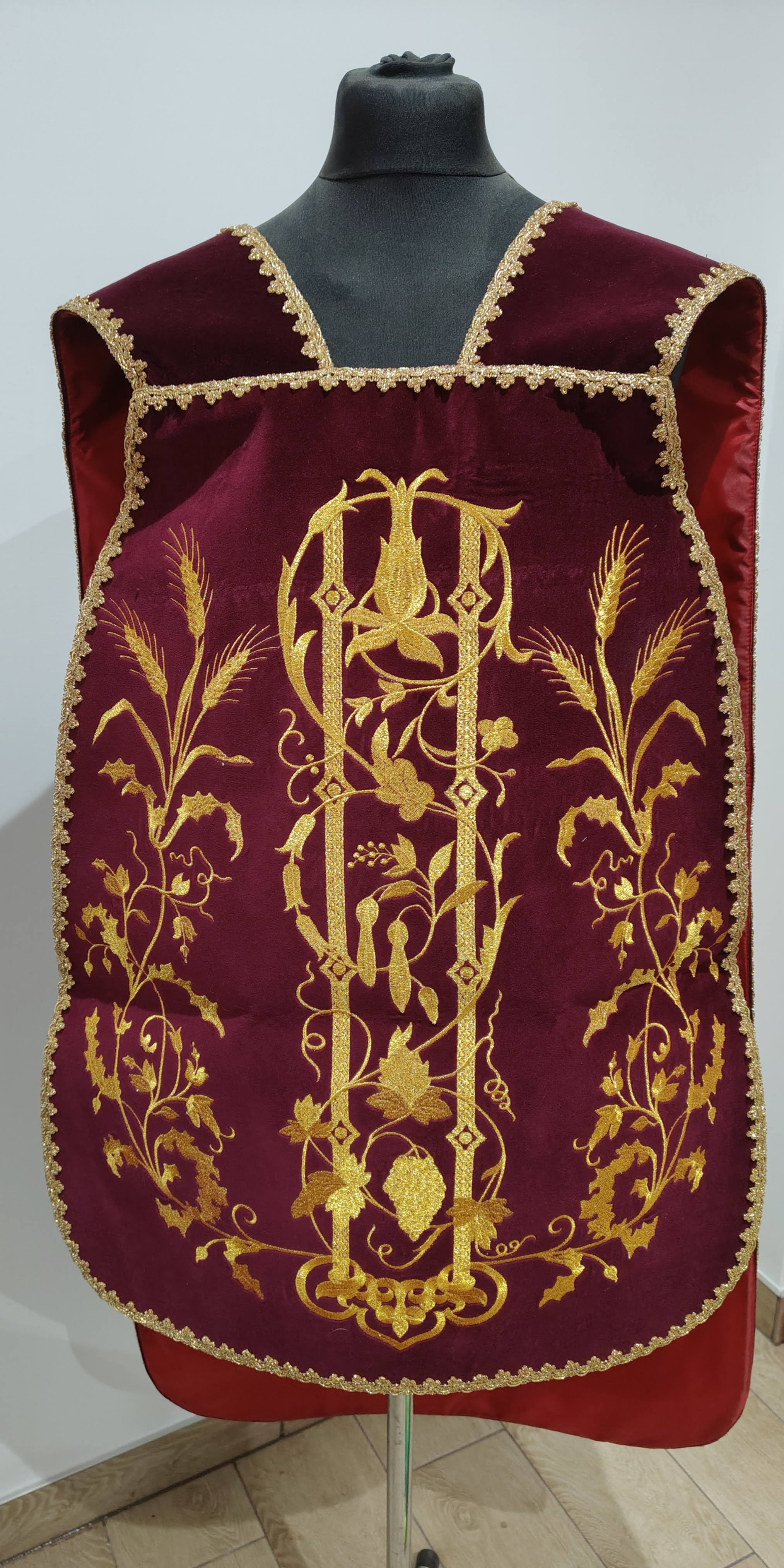 Ornat rzymski haftowany IHS, aksamit bordowy(65)